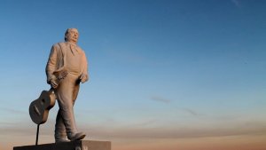 Plaza Huincul: Inauguran un monumento en homenaje a Marcelo Berbel