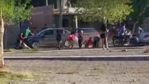Video: intentaron robar un vehículo en San Juan, pero fueron atropellados por el propietario