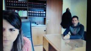 Imputaron a un funcionario de Bariloche por atropellar a una mujer mientras cambiaba una rueda de su auto