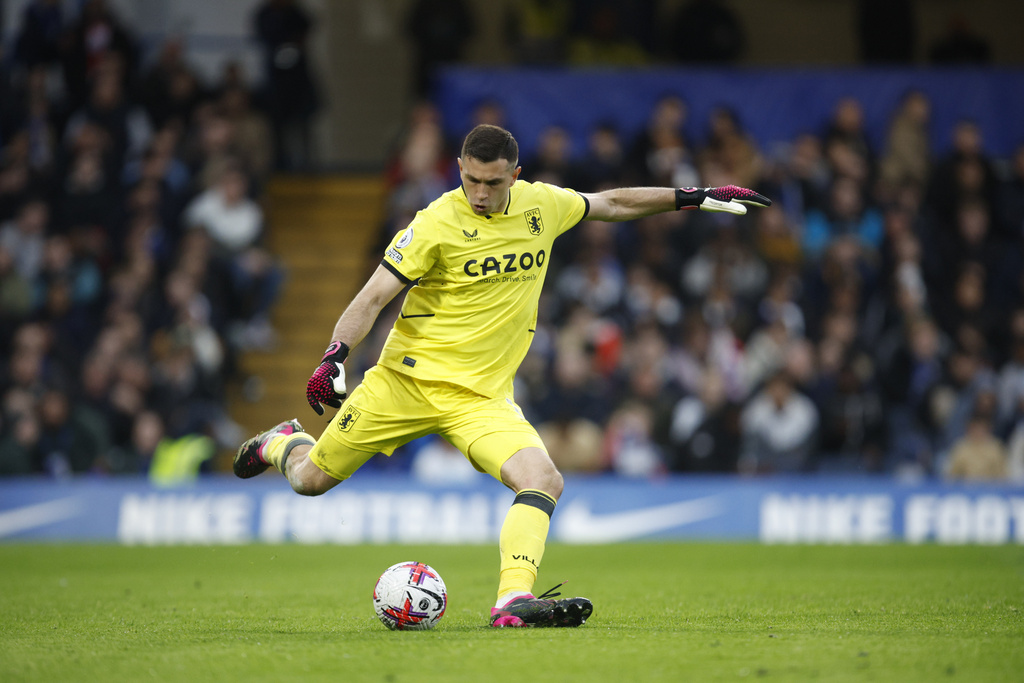 Dibu Martínez volvió a tener un partido con el Aston Villa. (AP Photo/David Cliff)