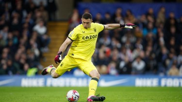 Dibu Martínez volvió a tener un partido con el Aston Villa. (AP Photo/David Cliff)