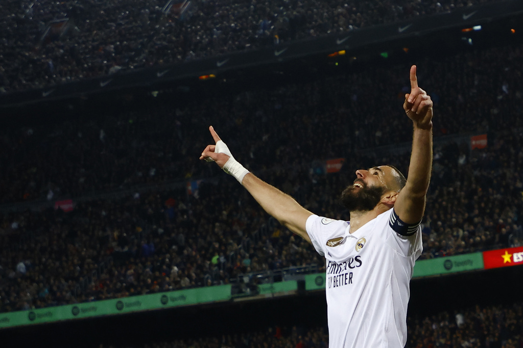 Karim Benzema fue la gran figura en el Camp Nou. (AP Photo/Joan Monfort)