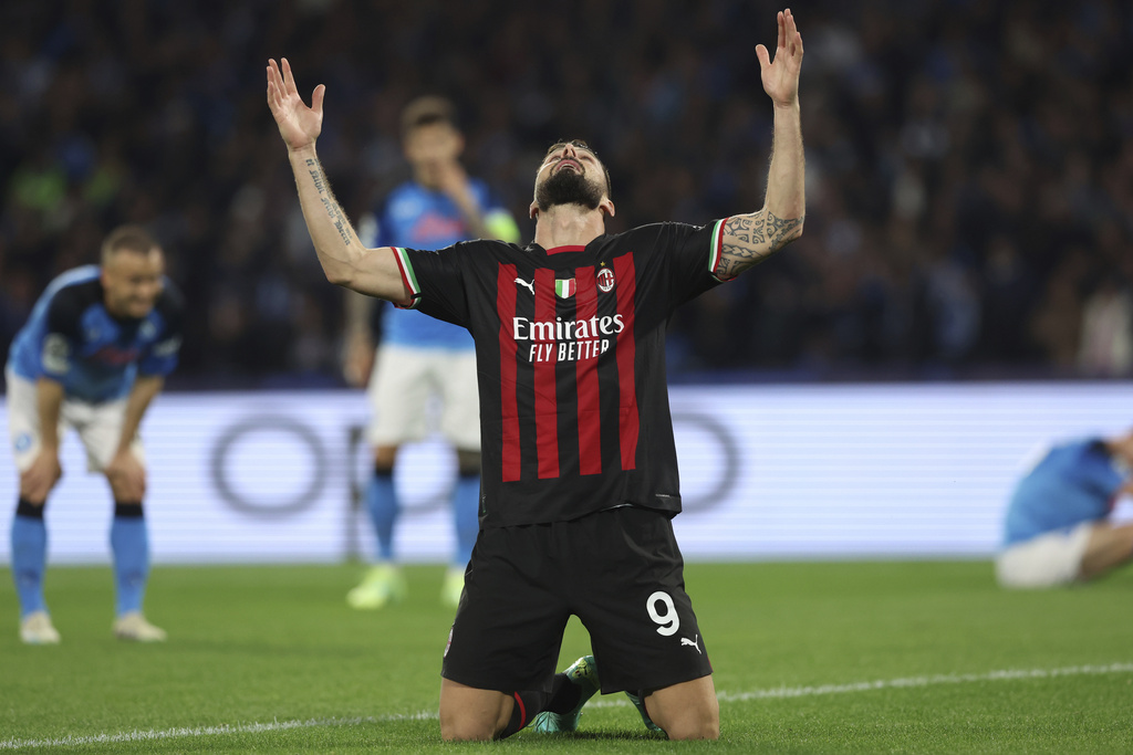 Olivier Giroud celebra tras anotar el primer gol del Milan. (Alessandro Garofalo/LaPresse vía AP)