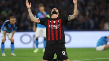 Olivier Giroud celebra tras anotar el primer gol del Milan. (Alessandro Garofalo/LaPresse vía AP)