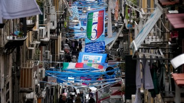 La ciudad de Napoles ya esta lista para los festejos ante un eventual campeonato de su equipo. (AP Foto/Andrew Medichini)