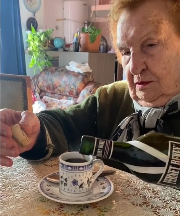 La abuela que toma café con Fernet se volvió viral en las redes sociales. 