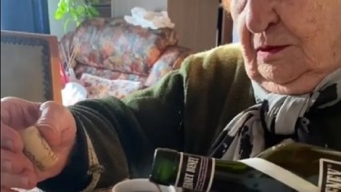 La abuela que toma café con Fernet se volvió viral en las redes sociales. 