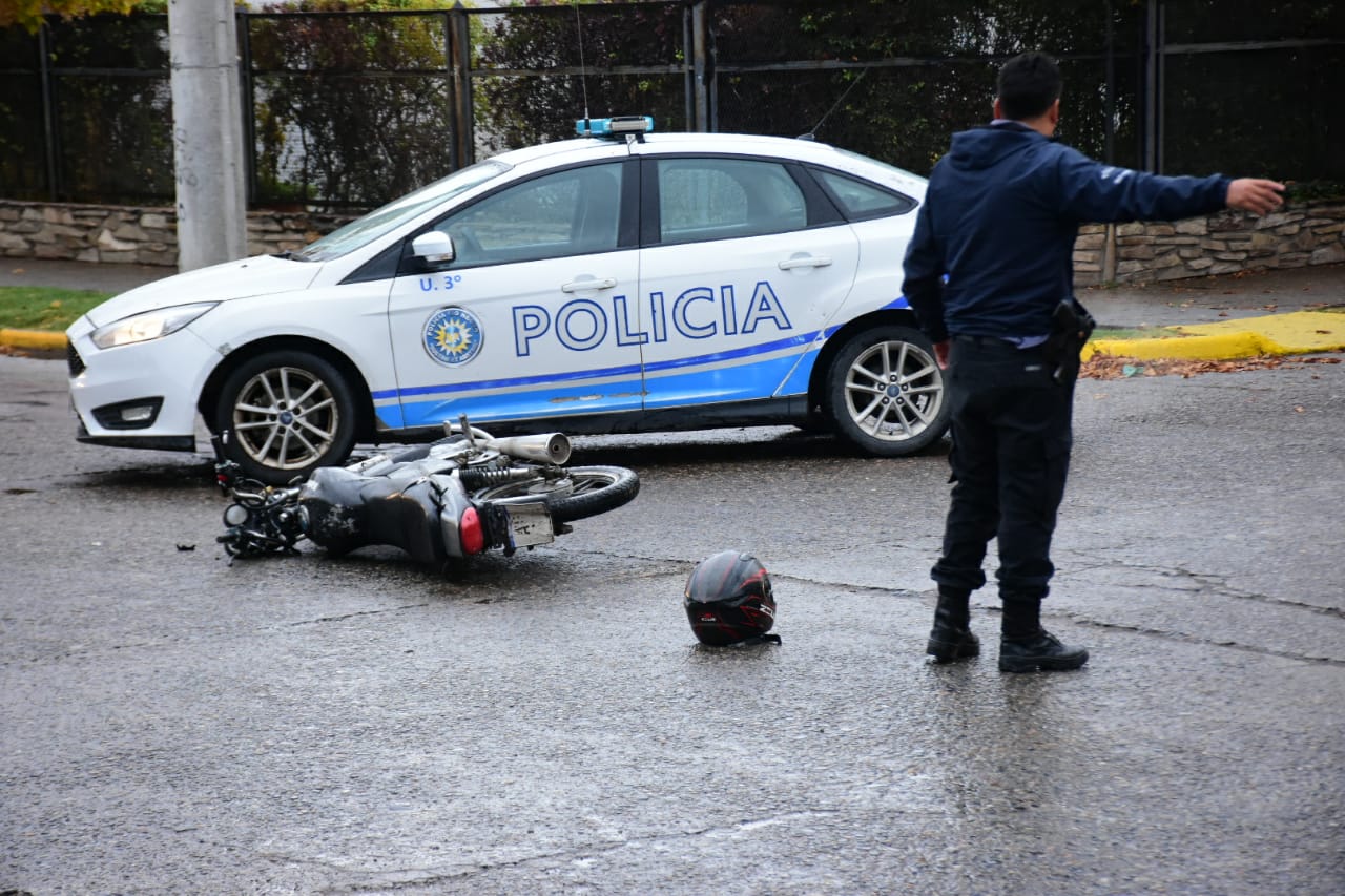La policía controló el tránsito para que no sobrepasaran la motocicleta. Foto: Andrés Maripe.