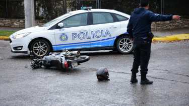 La policía controló el tránsito para que no sobrepasaran la motocicleta. Foto: Andrés Maripe.