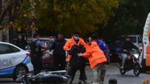 Un auto chocó con un motociclista en pleno centro de Roca