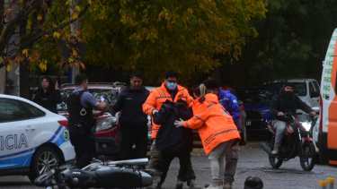Un auto chocó con un motociclista en pleno centro de Roca