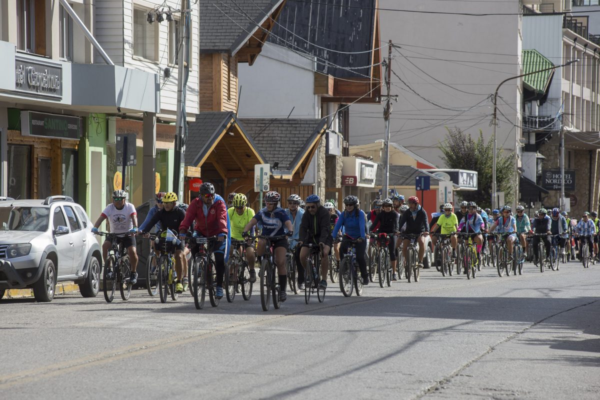 Un grupo numeroso de ciclistas se sumó a la convocatoria para conmemorar la gesta de Malvinas. (foto Marcelo Martínez)