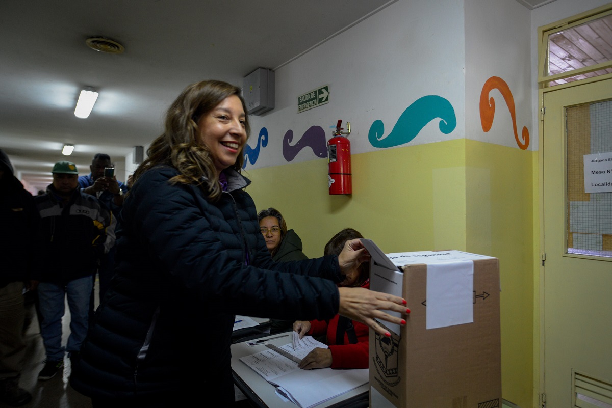 La gobernadora Arabela Carreras votó en el CEM 123 de Bariloche. Foto archivo. 