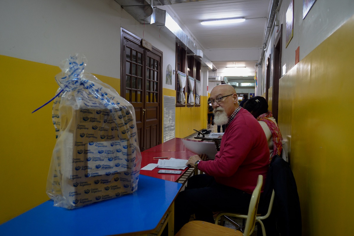 Pasadas las 8, las urnas continuaban en las bolsas en algunas escuelas. Foto: Marcelo Martínez