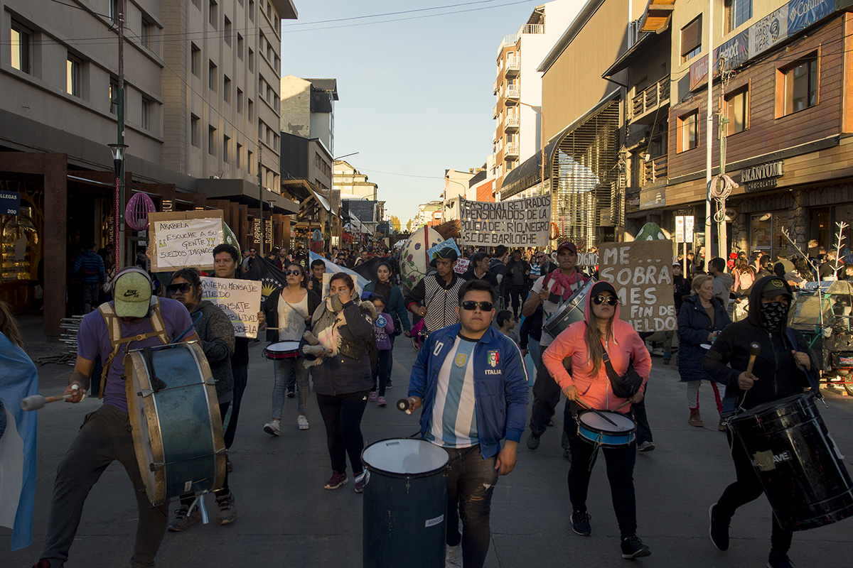 Un grupo numeroso de policías retirados y en actividad, junto a sus familiares, marcharon este sábado por el centro de Bariloche para reclamar aumento salarial. (foto Marcelo Martínez)