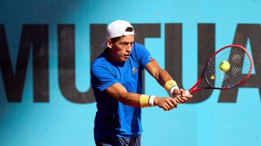 Báez se recuperó a tiempo y logró instalarse en los octavos de final.