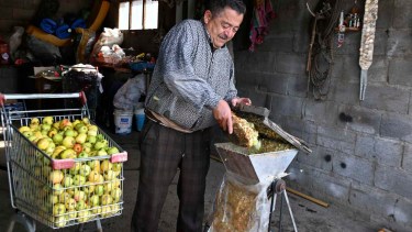 Alberto Calistro tiene montado su sector de procesamiento de la chicha en su casa del barrio San Francisco III y trabaja en la elaboración por estos días. Foto: Chino Leiva