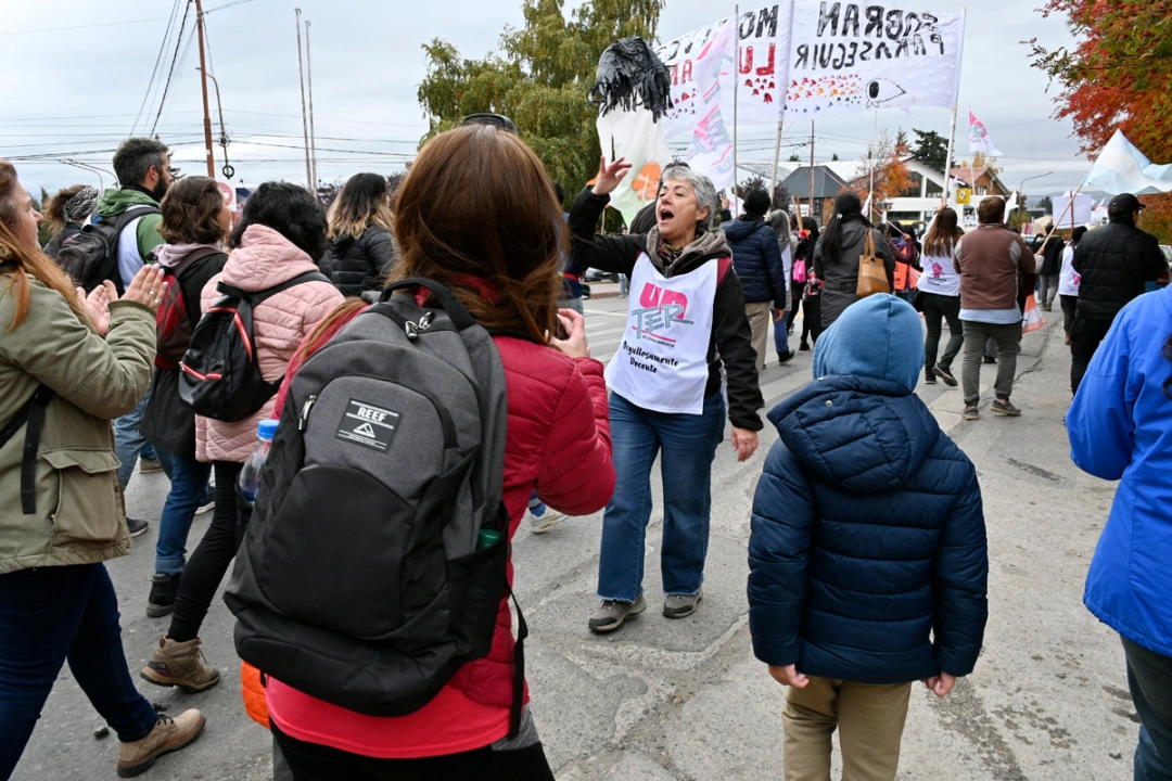 Los docentes y trabajadores de la salud se movilizaron en el este de Bariloche. Foto: Chino Leiva