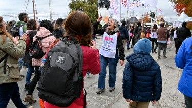 Los docentes y trabajadores de la salud se movilizaron en el este de Bariloche. Foto: Chino Leiva