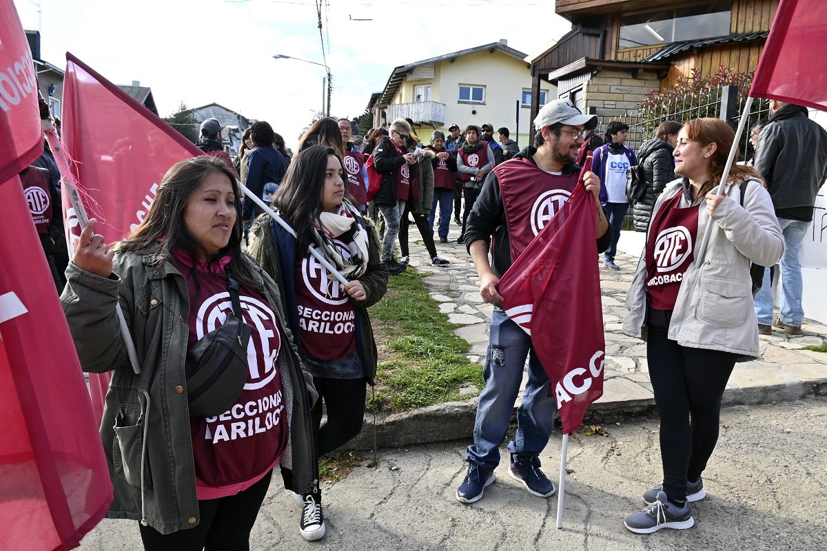 ATE protestó hoy frente al Instituto Municipal de Tierras y Viviendas por la crisis habitacional de Bariloche. Foto: Chino Leiva