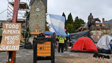 Varias carpas y la fogata siempre prendida en el Centro Cívico de Bariloche que mantienen los policías. Foto: Chino Leiva