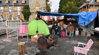 Los policías mantienen el reclamo en el Centro Cívico de Bariloche, a pesar de los anuncios del Gobierno. Foto: Chino Leiva