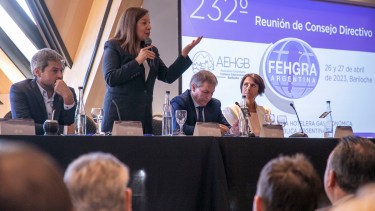 La gobernadora Arabela Carreras encabezó un encuentro de empresarios hoteleros del país y habló del acuerdo salarial con Unter. Foto: Gentileza Secretaría de Medios