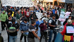 Video: la protesta policial hizo ruido en el medio de la Fiesta del Chocolate en Bariloche