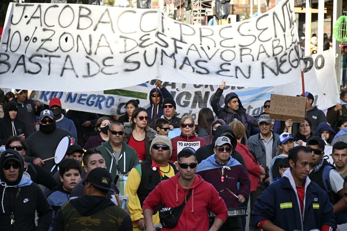 Alrededor de 300 personas participaron de la marcha que reclamó en Bariloche un aumento salarial y mejores condiciones laborales. (foto Alfredo Leiva)