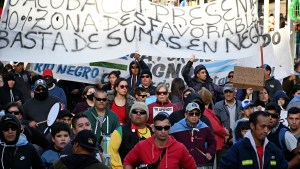 Policías se manifestaron en Bariloche y pidieron mesa de diálogo a la gobernadora