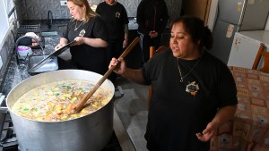 El desafío de sostener una cocina comunitaria en Bariloche en tiempos de crisis