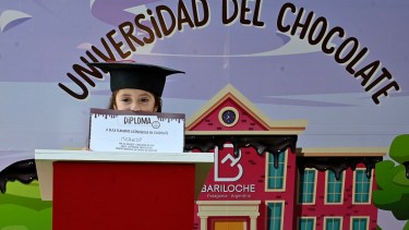 En la Fiesta del Chocolate los chicos recibieron el título de la "universidad del chocolate". Foto: Chino Leiva