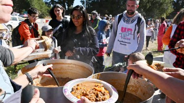 Unter acompañado por las comunidades educativas de distintas escuelas de Bariloche realizó una olla popular en el oeste. Foto: Chino Leiva
