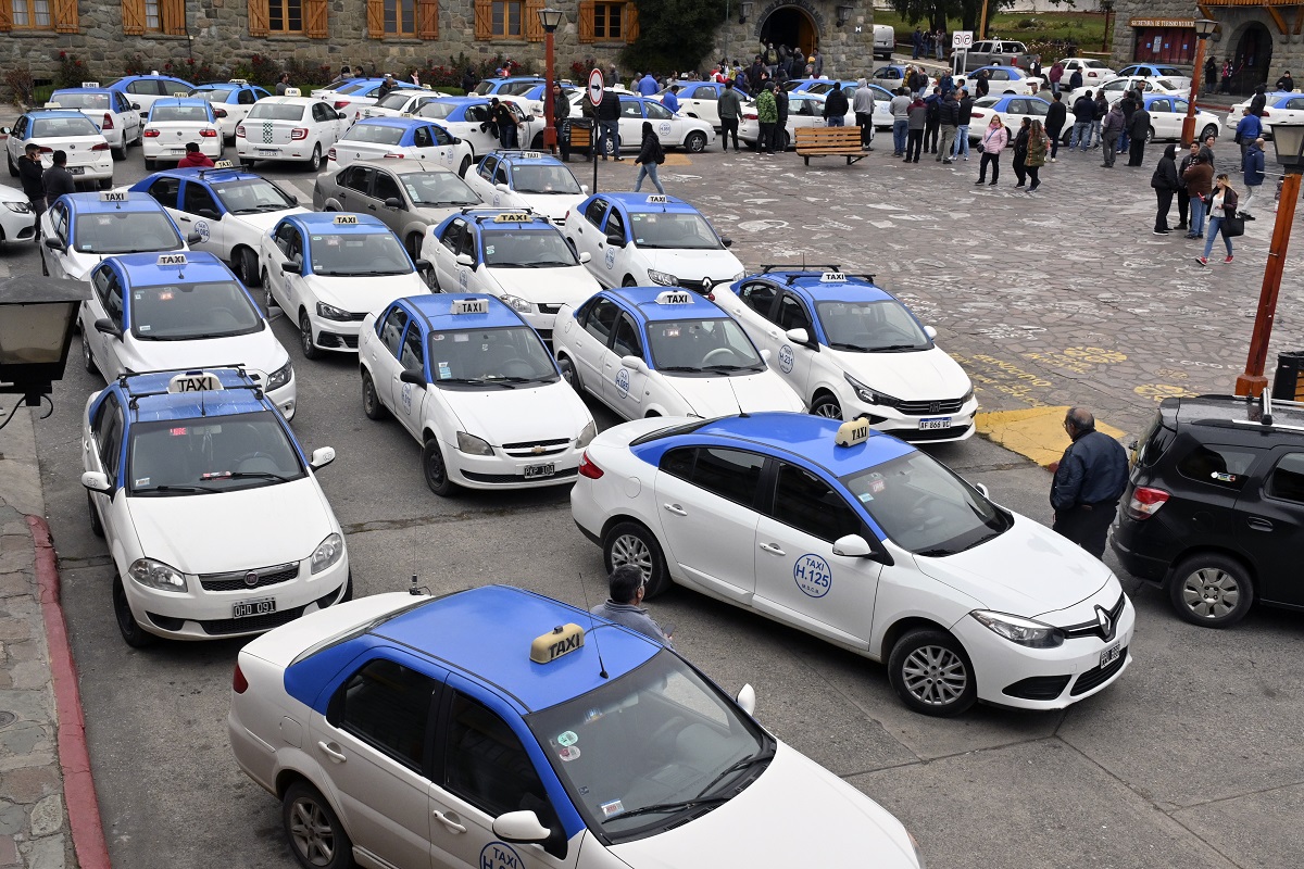 Los taxis de Bariloche coparon esta semana el Centro Cívico para rechazar la inminente autorización municipal para habilitar Uber. Foto: Chino Leiva