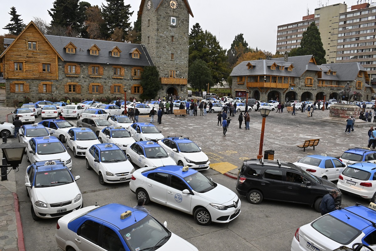 Taxistas y remiseros hicieron varias manifestaciones contra Uber en Bariloche. (Foto archivo)