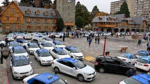 Taxistas de Bariloche invadieron el Centro Cívico en rechazo a Uber