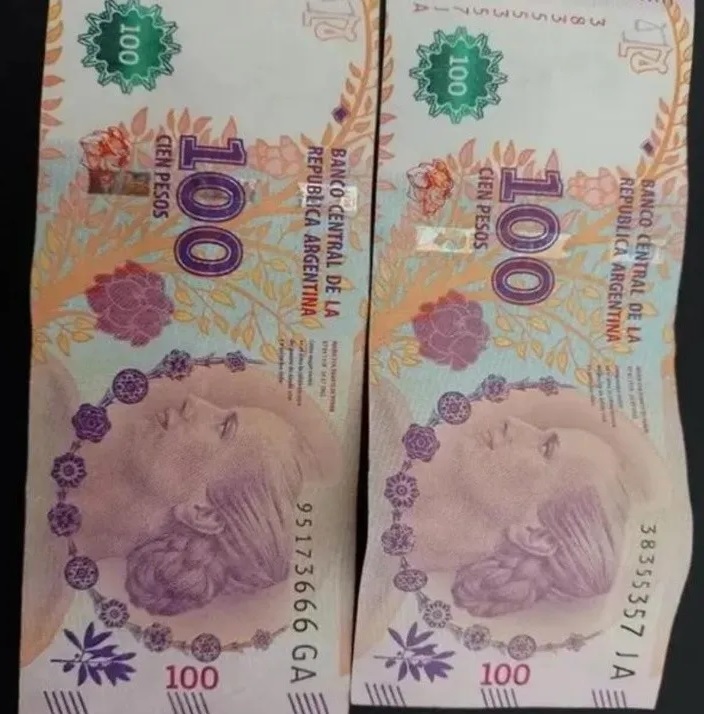 Billetes de 100 pesos con errores de impresión que son buscados por los coleccionistas.