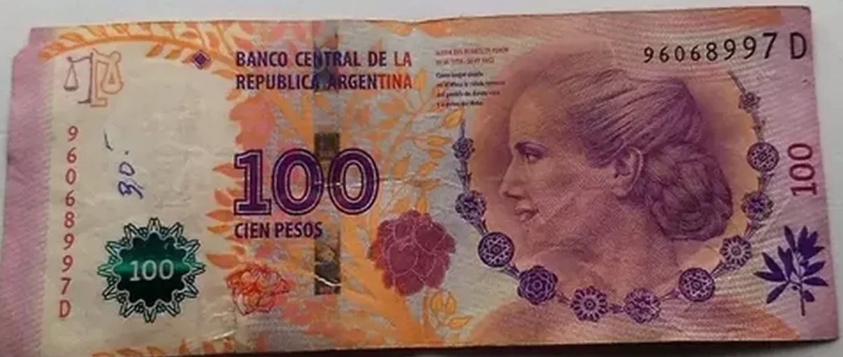 Los billetes de 100 pesos se fabricaron en 2015 y están mal cortados.
