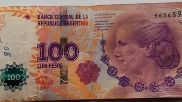 Los billetes de 100 pesos se fabricaron en 2015 y están mal cortados.

