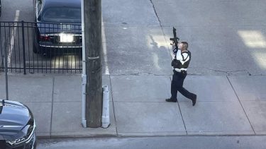 La policía acudió de inmediato a la escena del tiroteo en Louisville, Kentucky.
