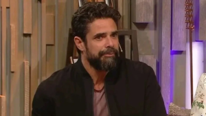 «Me agarró del cuello»: Luciano Castro se refirió al presunto robo al salir del teatro