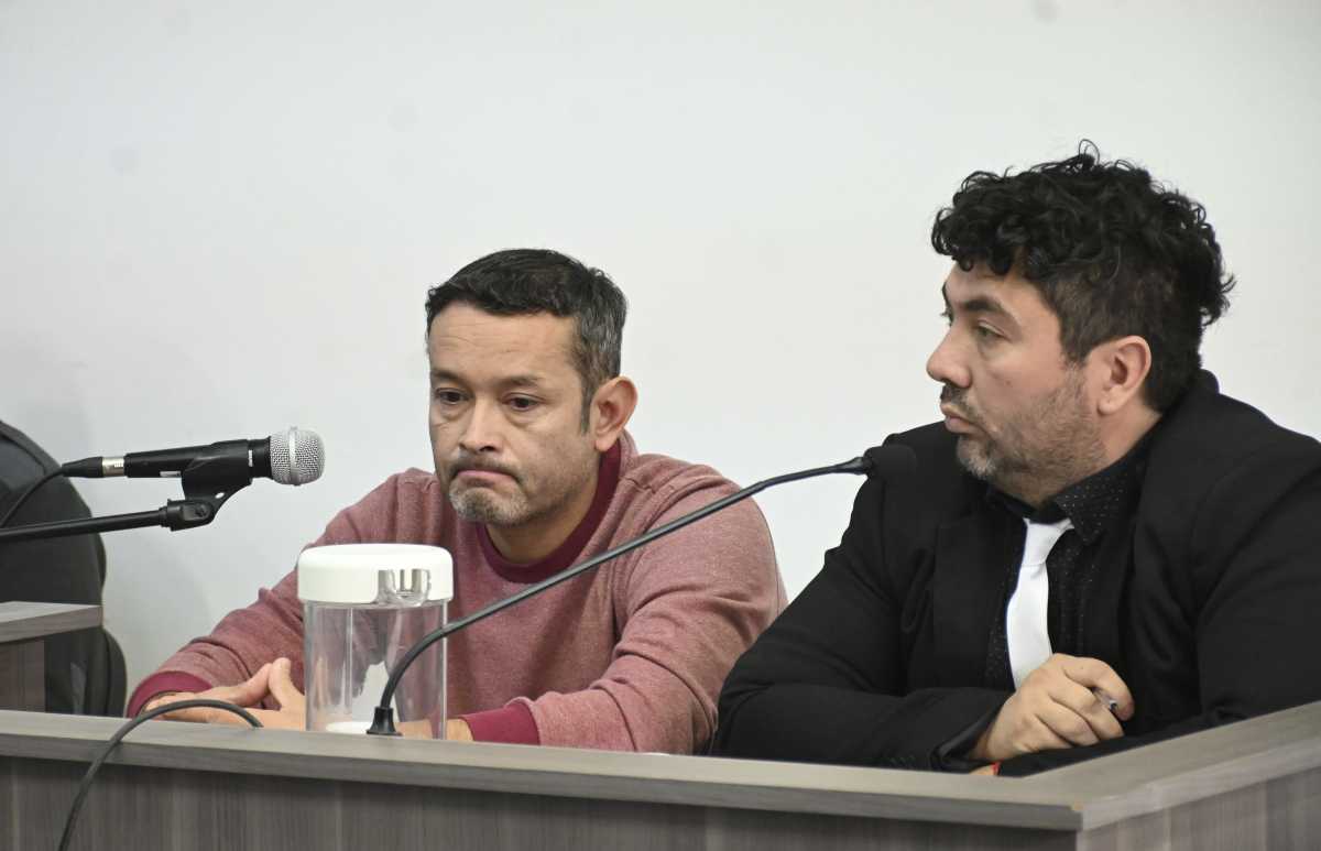 Fernando Cronenbold y su defensor Rubén Antiguala. (Foto: Florencia Salto)