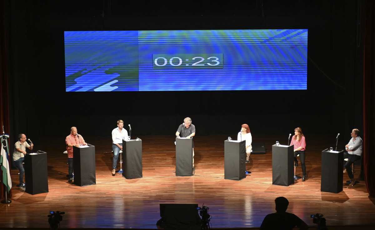 Los candidatos participaron del primer debate oficial que se realizó en Cipolletti. (Fotos de Florencia Salto).
