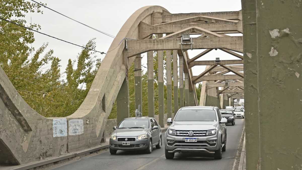 Todo lo que tenés que saber para evitar los cortes en el puente carretero y Tercer Puente, que conecta Río Negro y Neuquén. Foto Archivo.