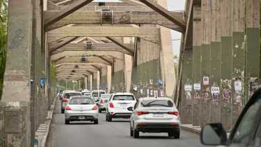 El municipio de Cipolletti anunció la compra de luminaria para el puente carretero. Foto: archivo