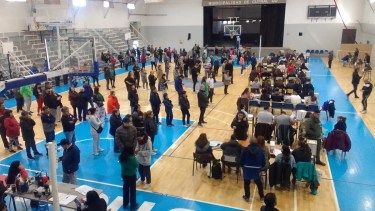 El gimnasio municipal fue uno de los lugares donde se votó el domingo. (Foto Archivo)