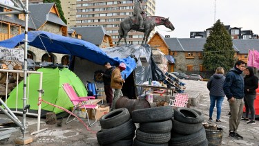 Los policías en actividad de Bariloche cada vez suman más elementos a su acampe en el Centro Cívico. Foto: Chino Leiva