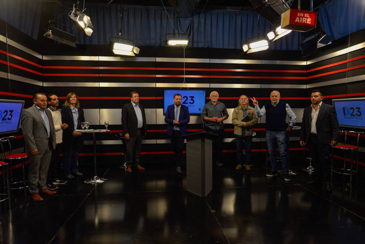 Durante más de dos horas, los candidatos expusieron en Bariloche sus ideas sobre el pasado, presente y futuro de la provincia. (Fotos: gentileza Canal 6)
