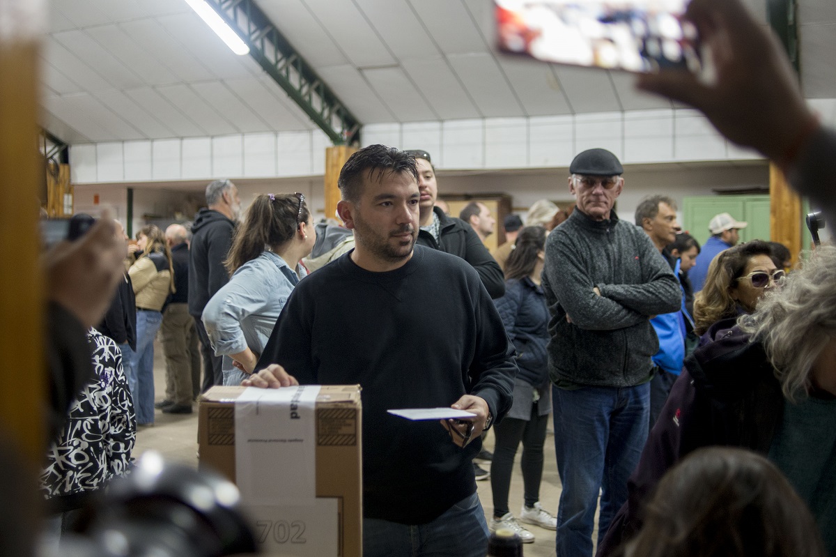El candidato a gobernador Gabriel Di Tullio votó en la escuela 71 de Bariloche. Foto: Marcelo Martínez