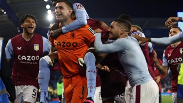 El Dibu volvió a ser clave en el Aston Villa. 